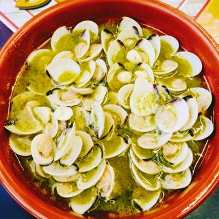 Almejas al ajillo