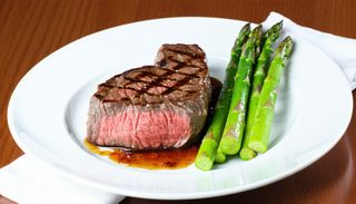 Телешки рибай- стек Уругвай, ганиран с пресни аспержи