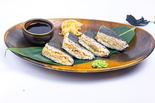 Онигири с пилешко