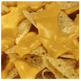 Nachos con queso cheddar fundido