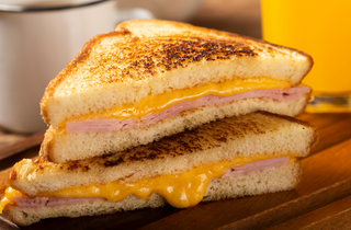 Toast con prosciutto e mozzarella