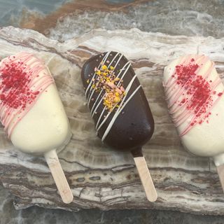 Cheese cake Eskimo with caramel & dark chocolate