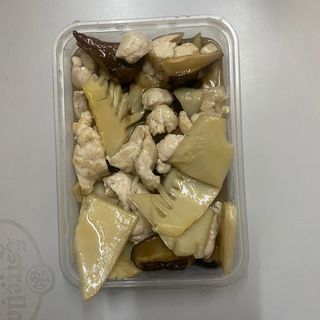 pollo con bambú y setas chinas