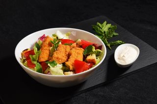 Salata cu pui crocant