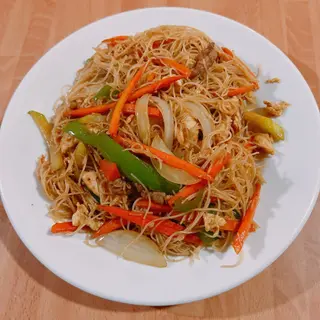 35.Fideos De Arroz Fritos Con Tres Delicias