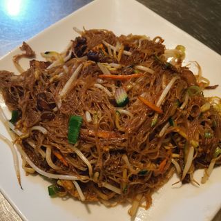 26. Spaghetti di riso saltati con maiale e salsa di soia酱油肉炒粉干