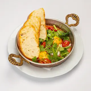 Шакшука с моцареллой и сумахом