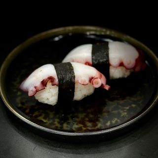 24. Polpo nigiri 2 pezzi
