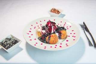 Papanasi cu smantana si dulceata