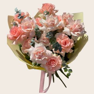 Buchet 17 trandafiri, eucalipt