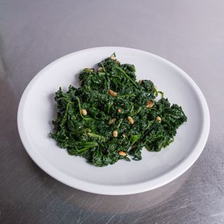 Spinaci freschi con pinoli e uvetta 