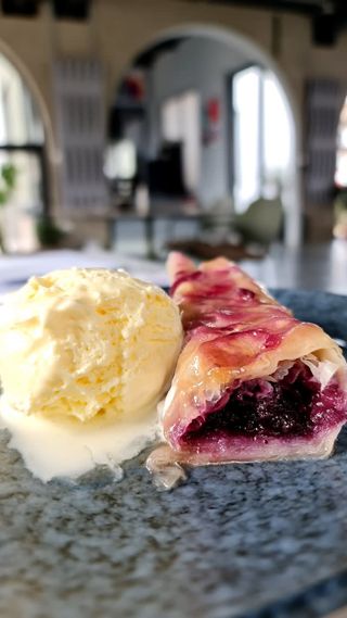 Domaća pita sa jabukama i borovnicama 100 gr