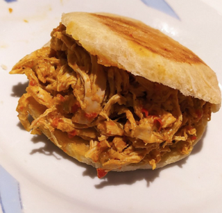Arepa Con Pollo Mechado (1 Ud.)