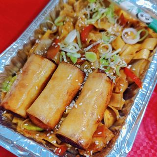 STIR FRIED FLAT NOODLES WITH 3 PCS SPRING ROLL OR 3 PCS GYOZA
