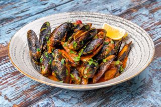 Midii cu sos de rosii si busuioc