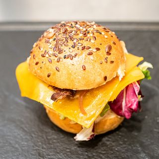 Mini cheeseburger, cartofi prajiti, sos bbq