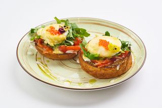 Бриошь с красной рыбой и яйцом пашот (370г)