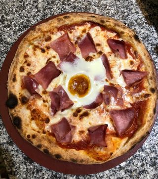 Pizza de jamón y huevo 12