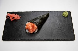Spice salmon temaki