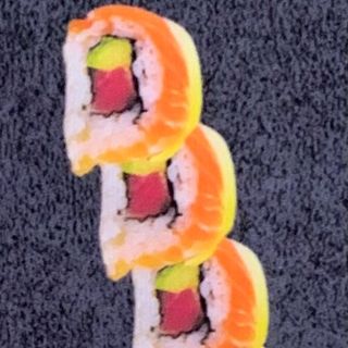 175 Uramaki de atún con pepino salmón y mango (8 pzs.)