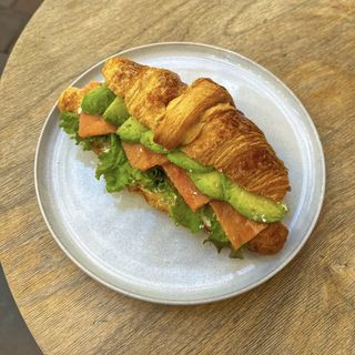 Круассан-сендвич с семгой и авокадо