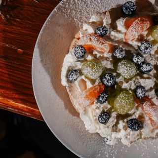 Gofr bita śmietana  i owoce 