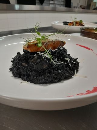 Crni rissoto od flambiranog lososa