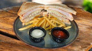 Klub sendvič + pomfrit