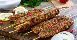 Кебаб по-українськи з вареним рисом та овочевий мікс (120/160/43г)