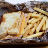 Sándwich Mixto Con Patatas Fritas