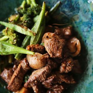 Dados de Solomillo de ternera al aroma de soja y verduras al dente