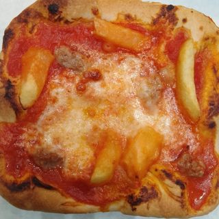 Pizzetta rossa  Margherita con patate e salsiccia