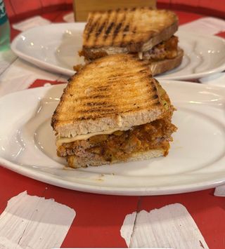 Bocadillo De Albóndigas En Salsa