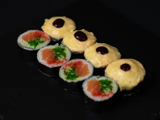 Zapiecony z łososiem i wakame (8szt) (365g)