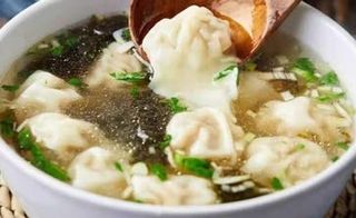 47. Zuppa di wonton e alghe