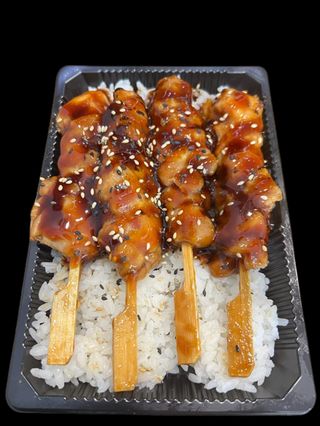 Brochetas Yakitori De Pollo Con Arroz De Sushi  (4uds)