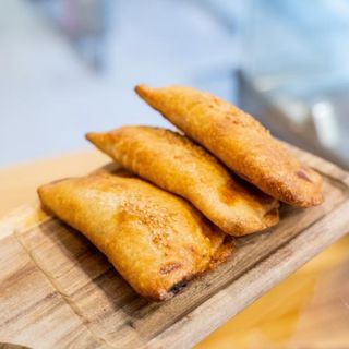 Empanadilla Atun, Cebolla Caramelizada Y Piñones