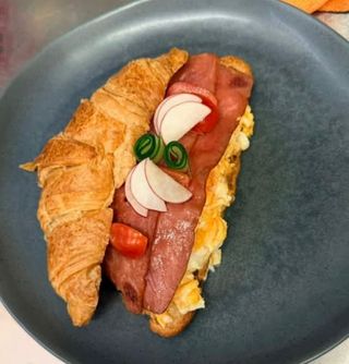 Croissant de Bacon e Ovos Mexidos