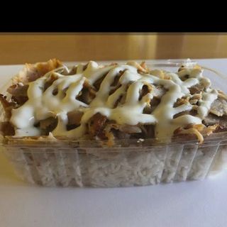 Tarrina de arroz con kebab 