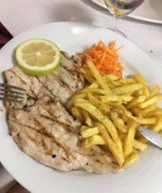 Peru Grelhado com Batata Frita, Arroz e Salada