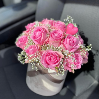 Flowerbox róż z gipsówką 