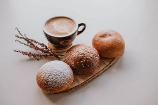 Pączek pieczony: pistacja z białą czekoladą