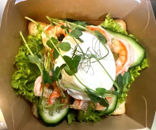 Сніданок Бенедикта з креветками