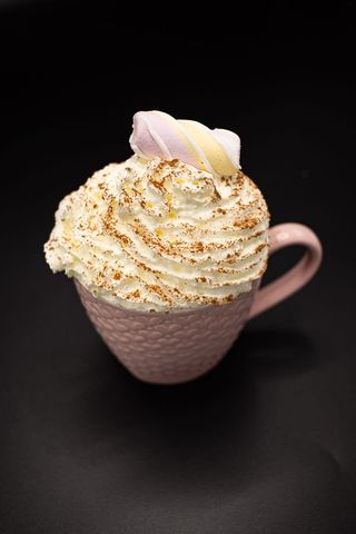 Ciocolata calda neagra cu frisca si bezele