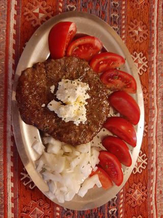 Pljeskavica sa kajmakom