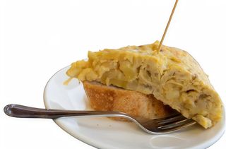 Tortilla de patatas con pan (porción)