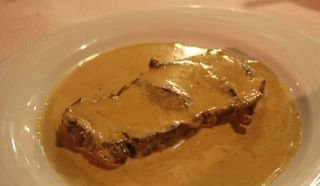 BIFE DE VITELA COM MOLHO DE CAFE