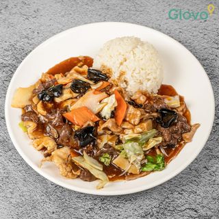 А7. Три вида месо със зеленчуци върху бял ориз (600г)