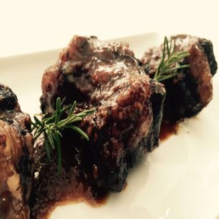 Rabo del toro al vino tinto