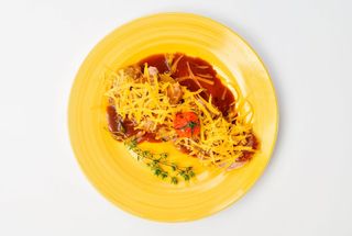 Свинско дърпано върху печен картоф поднесено със сирене чедър (350г)